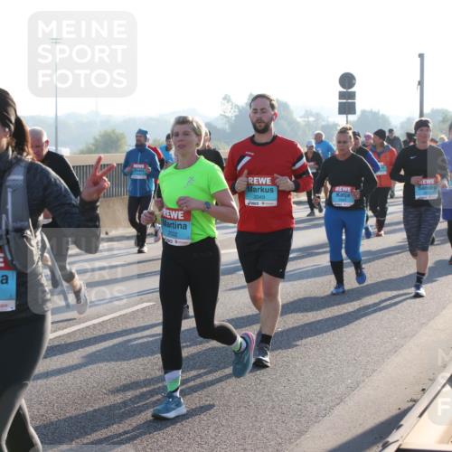 03.10.2025 - Köhlbrandbrückenlauf Lena Gebhardt http://msf.ph/oto/9042160 03.10.2025 09:25:57 Position 1 2070, 2644, 2502, 2049 meine-sportfotos.de