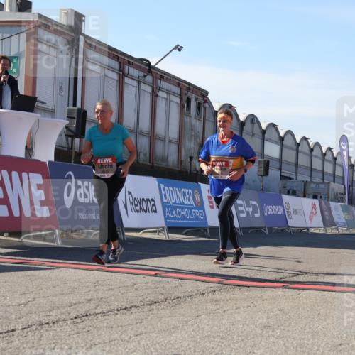 03.10.2025 - Köhlbrandbrückenlauf Luisa Fischer http://msf.ph/oto/9042162 03.10.2025 13:36:07 Ziel 4972, 5158, 6670 meine-sportfotos.de
