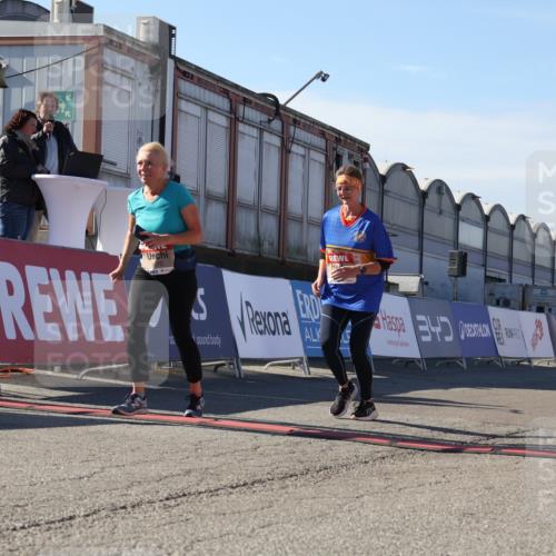 03.10.2025 - Köhlbrandbrückenlauf Luisa Fischer http://msf.ph/oto/9042169 03.10.2025 13:36:07 Ziel 4972, 5158, 6670 meine-sportfotos.de