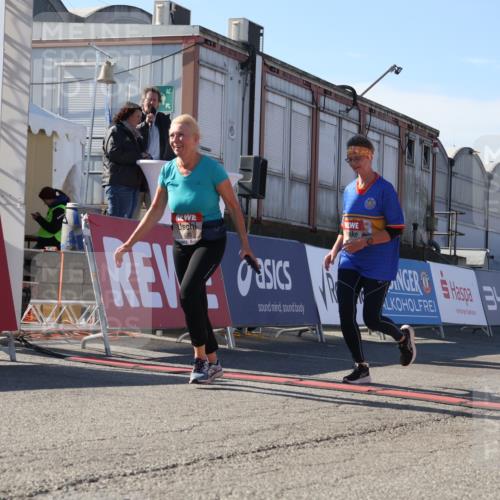 03.10.2025 - Köhlbrandbrückenlauf Luisa Fischer http://msf.ph/oto/9042173 03.10.2025 13:36:07 Ziel 4972, 5158, 6670 meine-sportfotos.de