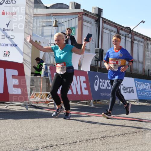 03.10.2025 - Köhlbrandbrückenlauf Luisa Fischer http://msf.ph/oto/9042177 03.10.2025 13:36:08 Ziel 4972, 5158, 6670 meine-sportfotos.de