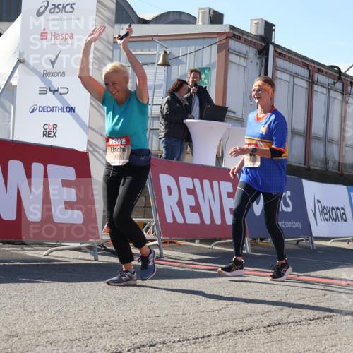 03.10.2025 - Köhlbrandbrückenlauf Luisa Fischer http://msf.ph/oto/9042183 03.10.2025 13:36:08 Ziel 4972, 5158, 6670 meine-sportfotos.de