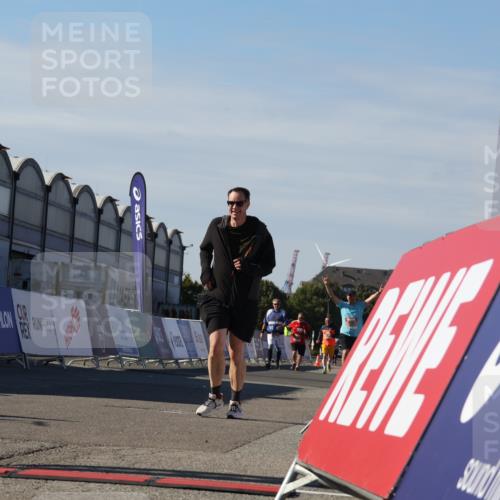 03.10.2025 - Köhlbrandbrückenlauf Luisa Fischer http://msf.ph/oto/9042189 03.10.2025 13:36:11 Ziel 5045, 5158, 6670 meine-sportfotos.de