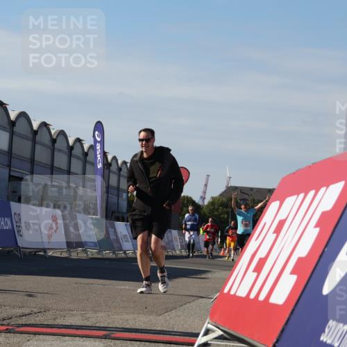 03.10.2025 - Köhlbrandbrückenlauf Luisa Fischer http://msf.ph/oto/9042192 03.10.2025 13:36:11 Ziel 5045, 5158, 6670 meine-sportfotos.de