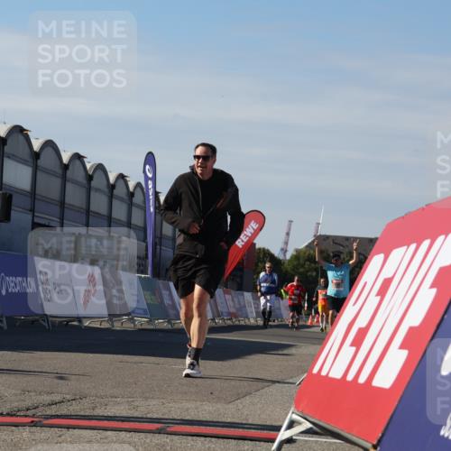 03.10.2025 - Köhlbrandbrückenlauf Luisa Fischer http://msf.ph/oto/9042197 03.10.2025 13:36:11 Ziel 5045, 5158, 6670 meine-sportfotos.de