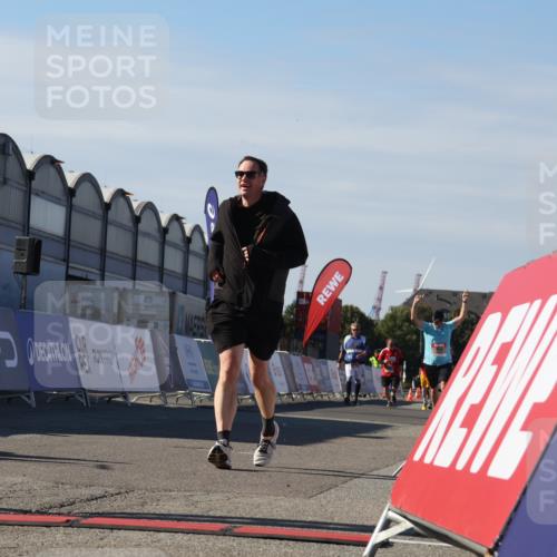 03.10.2025 - Köhlbrandbrückenlauf Luisa Fischer http://msf.ph/oto/9042201 03.10.2025 13:36:12 Ziel 5045, 5158, 6670 meine-sportfotos.de