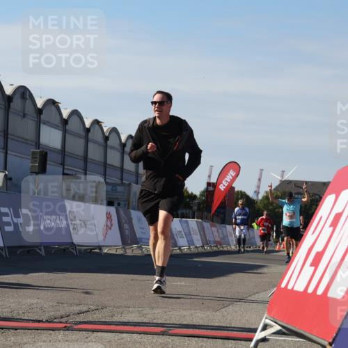 03.10.2025 - Köhlbrandbrückenlauf Luisa Fischer http://msf.ph/oto/9042205 03.10.2025 13:36:12 Ziel 5045, 5158, 6670 meine-sportfotos.de