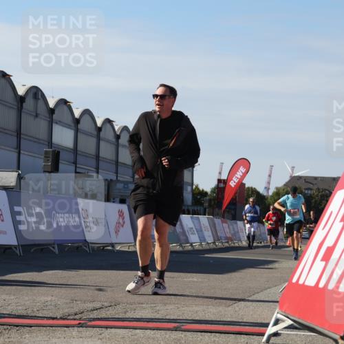03.10.2025 - Köhlbrandbrückenlauf Luisa Fischer http://msf.ph/oto/9042210 03.10.2025 13:36:12 Ziel 5045, 5158, 6670 meine-sportfotos.de