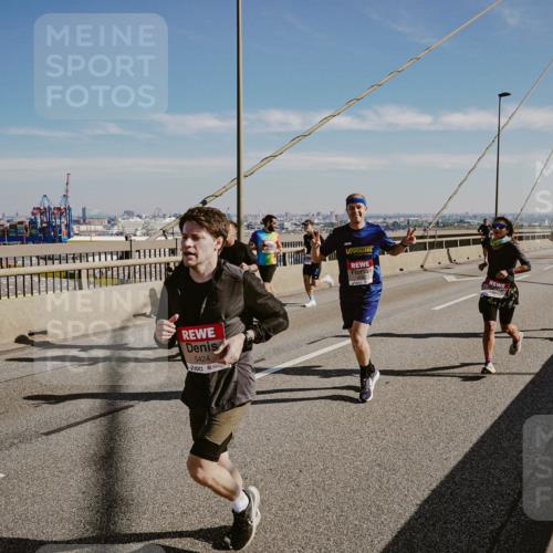 03.10.2025 - Köhlbrandbrückenlauf Michael Burmester http://msf.ph/oto/9042212 03.10.2025 12:23:27 Position 1 5424 meine-sportfotos.de
