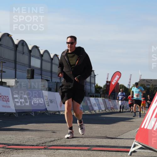 03.10.2025 - Köhlbrandbrückenlauf Luisa Fischer http://msf.ph/oto/9042216 03.10.2025 13:36:13 Ziel 5045, 5158, 6670 meine-sportfotos.de