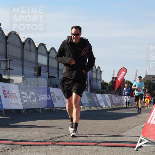 03.10.2025 - Köhlbrandbrückenlauf Luisa Fischer http://msf.ph/oto/9042220 03.10.2025 13:36:13 Ziel 5045, 5158, 6670 meine-sportfotos.de