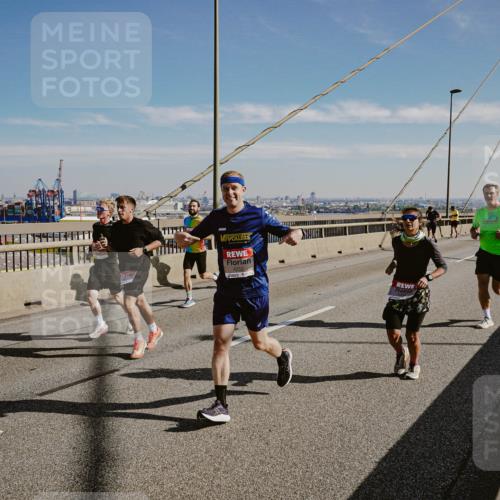 03.10.2025 - Köhlbrandbrückenlauf Michael Burmester http://msf.ph/oto/9042221 03.10.2025 12:23:28 Position 1  meine-sportfotos.de
