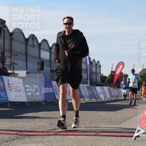 03.10.2025 - Köhlbrandbrückenlauf Luisa Fischer http://msf.ph/oto/9042226 03.10.2025 13:36:13 Ziel 5045, 5158, 6670 meine-sportfotos.de