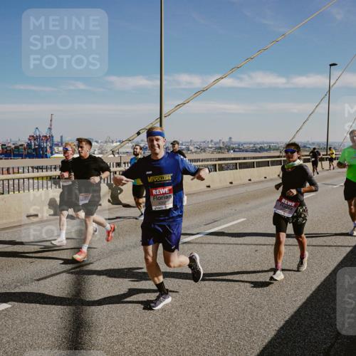 03.10.2025 - Köhlbrandbrückenlauf Michael Burmester http://msf.ph/oto/9042227 03.10.2025 12:23:28 Position 1  meine-sportfotos.de