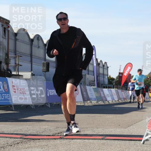 03.10.2025 - Köhlbrandbrückenlauf Luisa Fischer http://msf.ph/oto/9042231 03.10.2025 13:36:14 Ziel 5045, 5158, 5219, 6670 meine-sportfotos.de