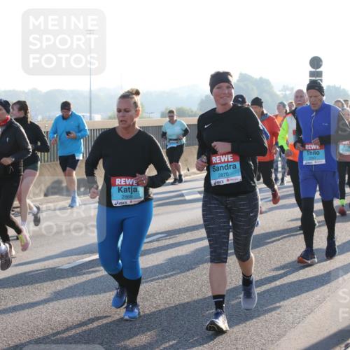 03.10.2025 - Köhlbrandbrückenlauf Lena Gebhardt http://msf.ph/oto/9042232 03.10.2025 09:25:59 Position 1 2149, 2869, 2870, 2067 meine-sportfotos.de