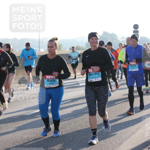03.10.2025 - Köhlbrandbrückenlauf Lena Gebhardt http://msf.ph/oto/9042238 03.10.2025 09:26:00 Position 1 2149, 2869, 2870, 2067 meine-sportfotos.de