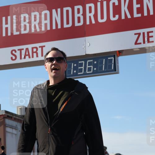 03.10.2025 - Köhlbrandbrückenlauf Luisa Fischer http://msf.ph/oto/9042259 03.10.2025 13:36:16 Ziel 5045, 5158, 5219, 6670 meine-sportfotos.de