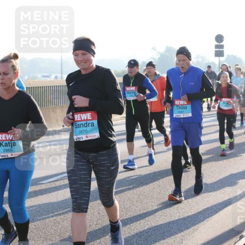 03.10.2025 - Köhlbrandbrückenlauf Lena Gebhardt http://msf.ph/oto/9042261 03.10.2025 09:26:00 Position 1 2869, 2870, 2067 meine-sportfotos.de