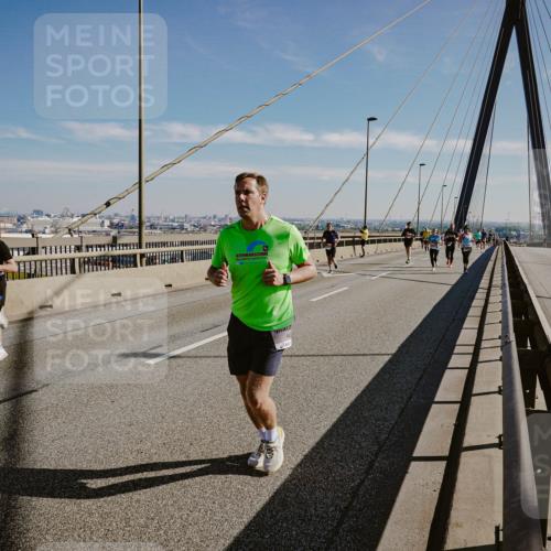 03.10.2025 - Köhlbrandbrückenlauf Michael Burmester http://msf.ph/oto/9042263 03.10.2025 12:23:29 Position 1  meine-sportfotos.de