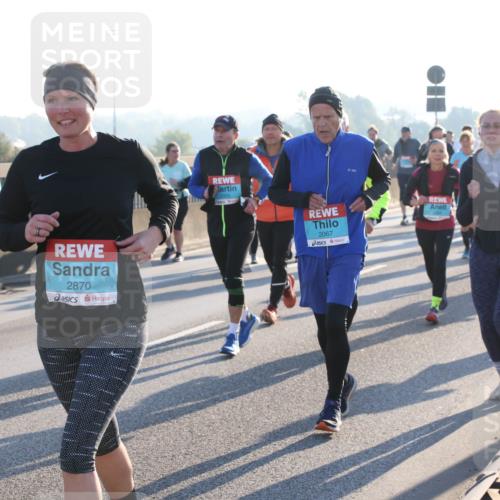 03.10.2025 - Köhlbrandbrückenlauf Lena Gebhardt http://msf.ph/oto/9042267 03.10.2025 09:26:00 Position 1 2869, 2870, 2005, 2067 meine-sportfotos.de
