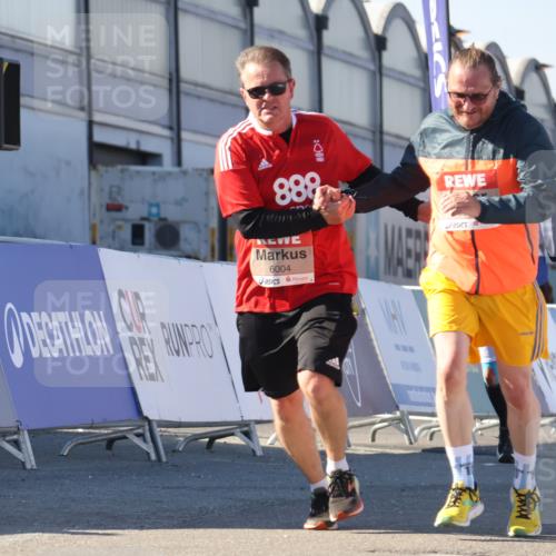 03.10.2025 - Köhlbrandbrückenlauf Luisa Fischer http://msf.ph/oto/9042307 03.10.2025 13:36:24 Ziel 5045, 5219, 6003, 6004 meine-sportfotos.de