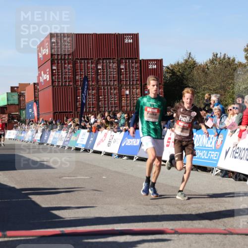 03.10.2025 - Köhlbrandbrückenlauf Lena Gebhardt http://msf.ph/oto/9042334 03.10.2025 12:58:45 Ziel 4148, 4241, 5824, 6167 meine-sportfotos.de