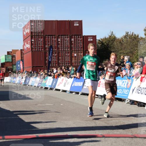 03.10.2025 - Köhlbrandbrückenlauf Lena Gebhardt http://msf.ph/oto/9042343 03.10.2025 12:58:45 Ziel 4148, 4241, 5824, 6167 meine-sportfotos.de