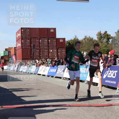 03.10.2025 - Köhlbrandbrückenlauf Lena Gebhardt http://msf.ph/oto/9042349 03.10.2025 12:58:45 Ziel 4148, 4241, 5824, 6167 meine-sportfotos.de