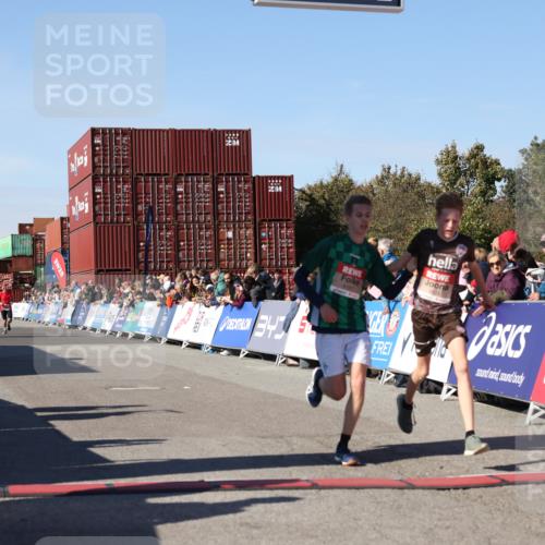 03.10.2025 - Köhlbrandbrückenlauf Lena Gebhardt http://msf.ph/oto/9042355 03.10.2025 12:58:45 Ziel 4148, 4241, 5824, 6167 meine-sportfotos.de