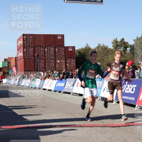 03.10.2025 - Köhlbrandbrückenlauf Lena Gebhardt http://msf.ph/oto/9042361 03.10.2025 12:58:45 Ziel 4148, 4241, 5824, 6167 meine-sportfotos.de