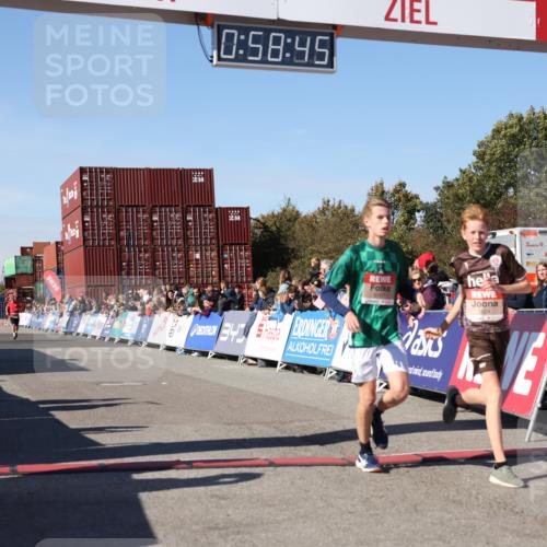 03.10.2025 - Köhlbrandbrückenlauf Lena Gebhardt http://msf.ph/oto/9042374 03.10.2025 12:58:46 Ziel 4148, 4368, 5824, 6167 meine-sportfotos.de
