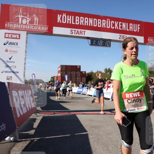 03.10.2025 - Köhlbrandbrückenlauf Lena Gebhardt http://msf.ph/oto/9042379 03.10.2025 13:18:10 Ziel 4472, 4473, 4581, 4600, 4620, 4661, 4682, 4950, 5209, 5454, 6310, 6326, 6633, 6634 meine-sportfotos.de