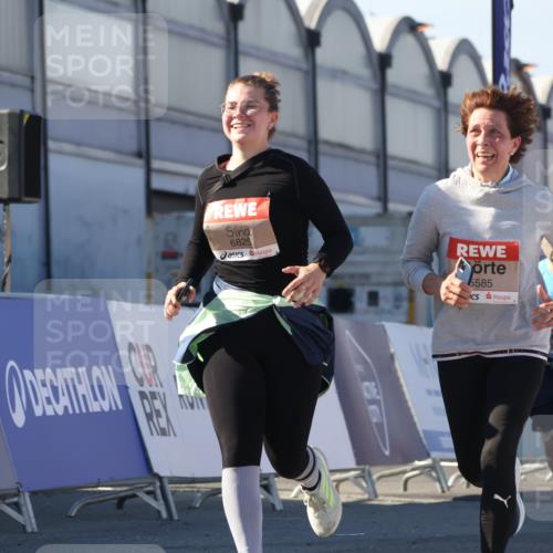 03.10.2025 - Köhlbrandbrückenlauf Luisa Fischer http://msf.ph/oto/9042409 03.10.2025 13:36:36 Ziel 4735, 5199, 5278, 5585, 5767, 6003, 6004, 6023, 6825 meine-sportfotos.de