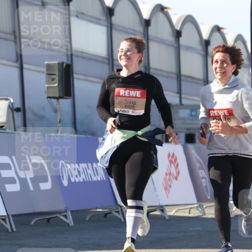 03.10.2025 - Köhlbrandbrückenlauf Luisa Fischer http://msf.ph/oto/9042414 03.10.2025 13:36:36 Ziel 4735, 5199, 5278, 5585, 5767, 6003, 6004, 6023, 6825 meine-sportfotos.de