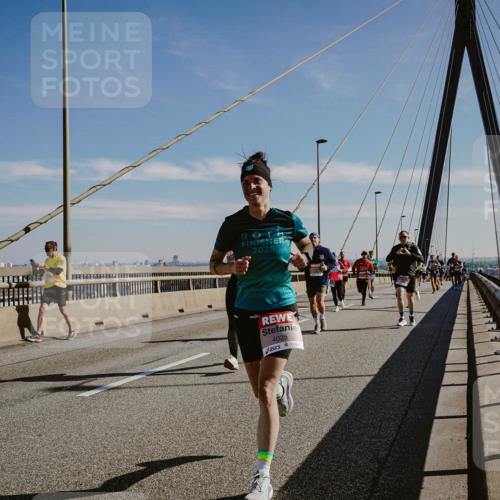 03.10.2025 - Köhlbrandbrückenlauf Michael Burmester http://msf.ph/oto/9042424 03.10.2025 12:23:45 Position 1 2025, 4025 meine-sportfotos.de