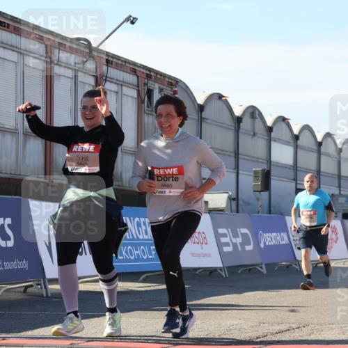 03.10.2025 - Köhlbrandbrückenlauf Luisa Fischer http://msf.ph/oto/9042447 03.10.2025 13:36:38 Ziel 4735, 5199, 5278, 5585, 5767, 6003, 6004, 6023, 6825 meine-sportfotos.de