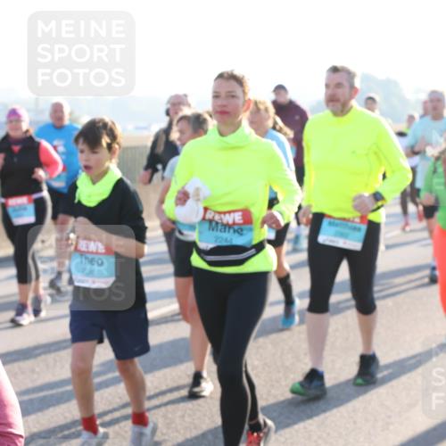 03.10.2025 - Köhlbrandbrückenlauf Lena Gebhardt http://msf.ph/oto/9042448 03.10.2025 09:26:05 Position 1 2244 meine-sportfotos.de