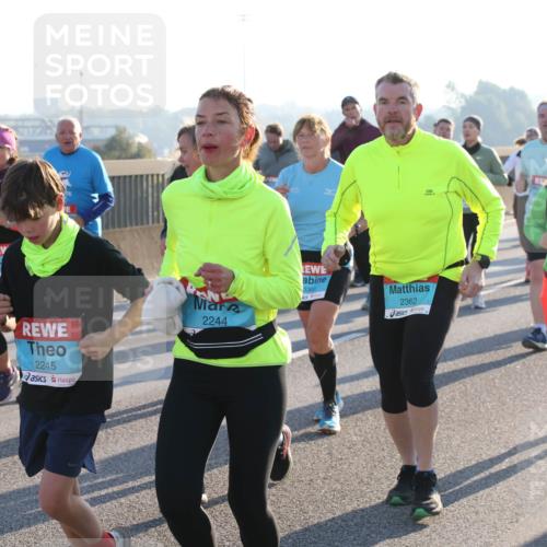 03.10.2025 - Köhlbrandbrückenlauf Lena Gebhardt http://msf.ph/oto/9042461 03.10.2025 09:26:05 Position 1 2245, 2244, 3360, 2362 meine-sportfotos.de