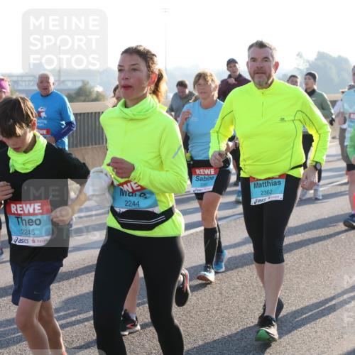 03.10.2025 - Köhlbrandbrückenlauf Lena Gebhardt http://msf.ph/oto/9042465 03.10.2025 09:26:05 Position 1 2245, 3360, 2244, 2362 meine-sportfotos.de