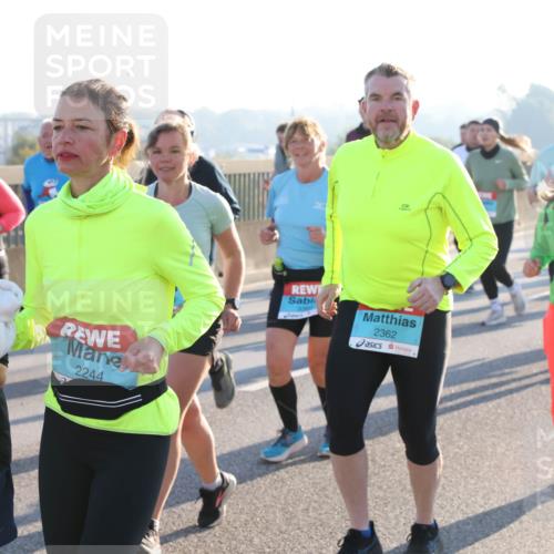 03.10.2025 - Köhlbrandbrückenlauf Lena Gebhardt http://msf.ph/oto/9042471 03.10.2025 09:26:06 Position 1 2245, 2244, 2362 meine-sportfotos.de