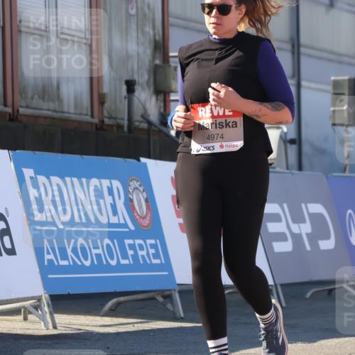 03.10.2025 - Köhlbrandbrückenlauf Luisa Fischer http://msf.ph/oto/9042506 03.10.2025 13:36:44 Ziel 4974, 5199, 5278, 5585, 5767, 6023, 6825 meine-sportfotos.de