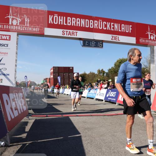 03.10.2025 - Köhlbrandbrückenlauf Lena Gebhardt http://msf.ph/oto/9042526 03.10.2025 13:18:16 Ziel 4472, 4473, 4581, 4600, 4620, 4661, 5209, 5379, 5440, 5454, 5691, 5816, 6001, 6310, 6326 meine-sportfotos.de