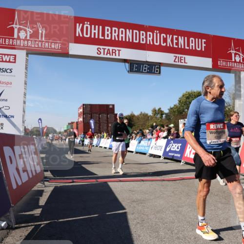 03.10.2025 - Köhlbrandbrückenlauf Lena Gebhardt http://msf.ph/oto/9042535 03.10.2025 13:18:16 Ziel 4472, 4473, 4581, 4600, 4620, 4661, 5209, 5379, 5440, 5454, 5691, 5816, 6001, 6310, 6326 meine-sportfotos.de