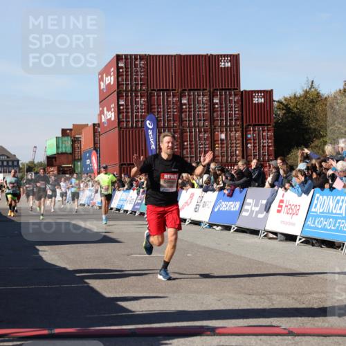 03.10.2025 - Köhlbrandbrückenlauf Lena Gebhardt http://msf.ph/oto/9042545 03.10.2025 12:59:06 Ziel 4126, 4164, 5955, 5967, 6329, 6493, 6674 meine-sportfotos.de