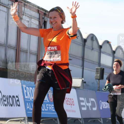 03.10.2025 - Köhlbrandbrückenlauf Luisa Fischer http://msf.ph/oto/9042552 03.10.2025 13:36:52 Ziel 4974, 5287, 5313, 5767, 5808 meine-sportfotos.de