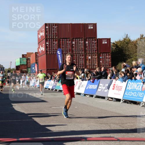 03.10.2025 - Köhlbrandbrückenlauf Lena Gebhardt http://msf.ph/oto/9042556 03.10.2025 12:59:06 Ziel 4126, 4164, 5955, 5967, 6329, 6493, 6674 meine-sportfotos.de