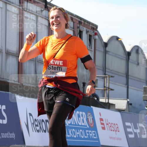 03.10.2025 - Köhlbrandbrückenlauf Luisa Fischer http://msf.ph/oto/9042559 03.10.2025 13:36:53 Ziel 4974, 5287, 5313, 5808 meine-sportfotos.de