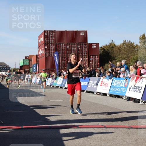 03.10.2025 - Köhlbrandbrückenlauf Lena Gebhardt http://msf.ph/oto/9042564 03.10.2025 12:59:06 Ziel 4126, 4164, 5955, 5967, 6329, 6493, 6674 meine-sportfotos.de