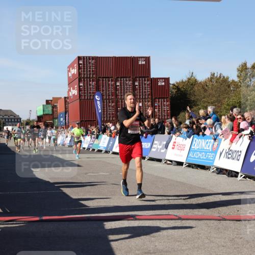 03.10.2025 - Köhlbrandbrückenlauf Lena Gebhardt http://msf.ph/oto/9042570 03.10.2025 12:59:06 Ziel 4126, 4164, 5955, 5967, 6329, 6493, 6674 meine-sportfotos.de